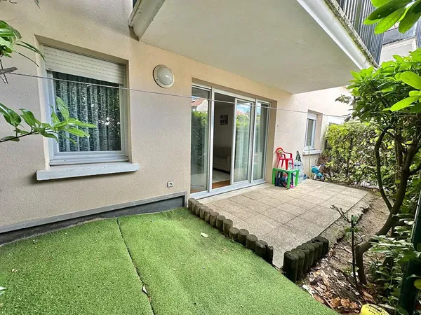 Obývačka; drevená podlaha, prirodzené svetlo, moderný štýl, vysoké stropy