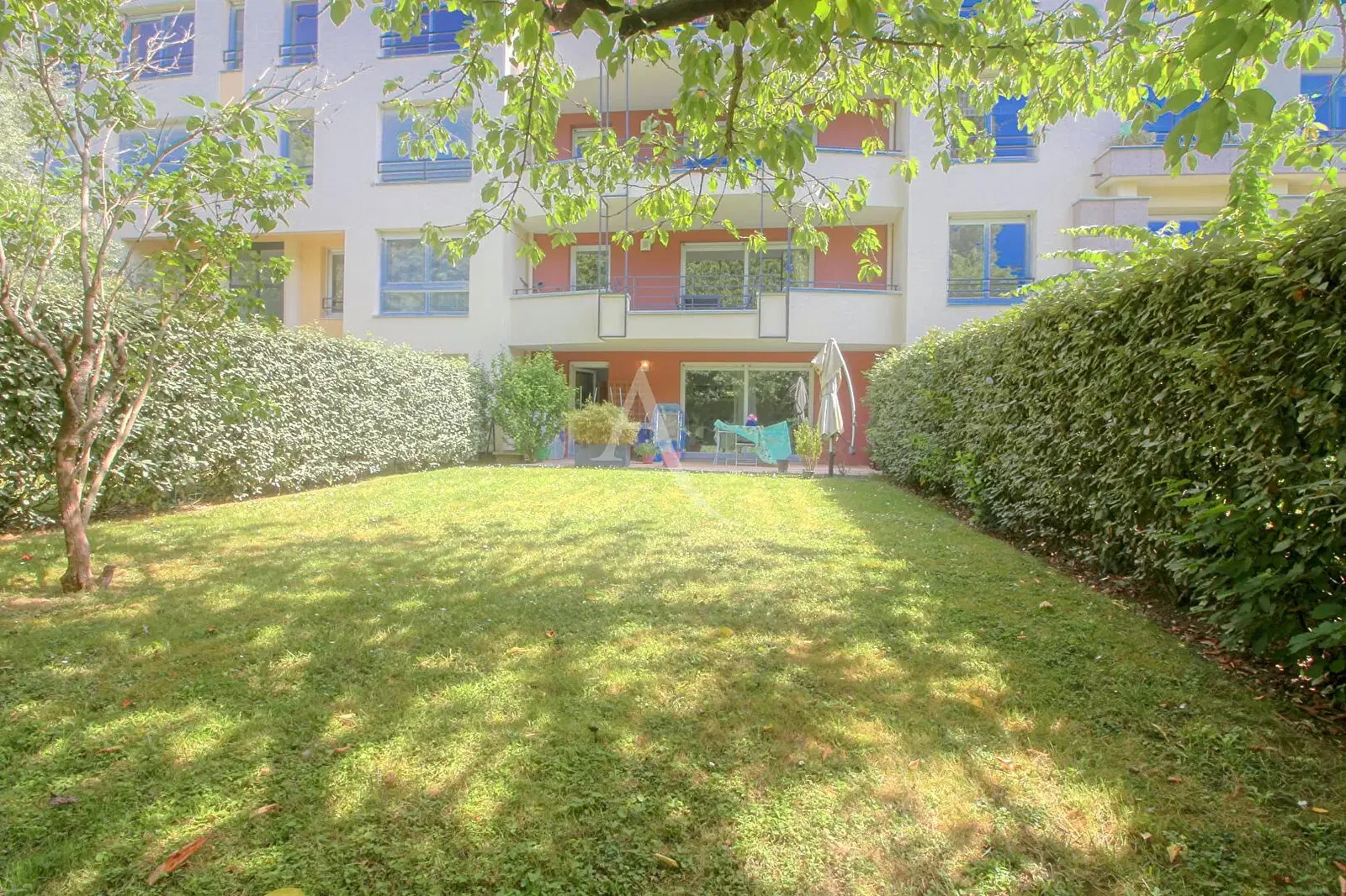 Cucina; elettrodomestici, pavimento in legno, luce naturale, stile moderno, ristrutturato