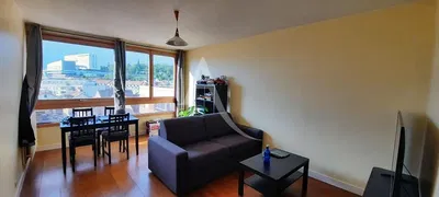 Oturma odası; ahşap zemin, doğal ışık, modern stil, yüksek tavan