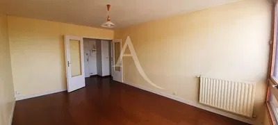 Oturma odası; ahşap zemin, doğal ışık, modern stil, yüksek tavan