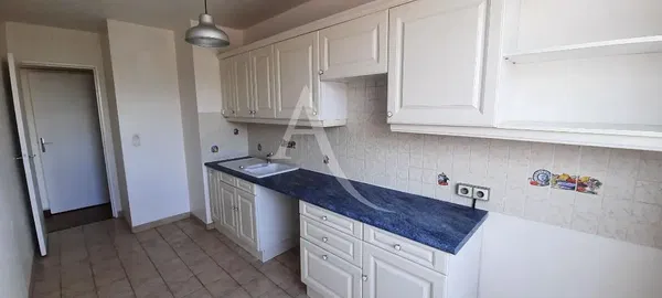 Soggiorno; pavimento in legno, luce naturale, stile moderno, soffitti alti