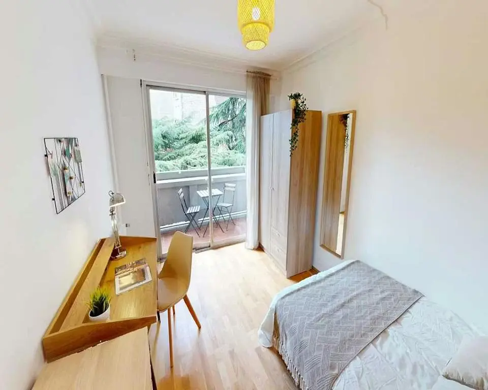 Living room; wood floor, natural light, modern style, high ceiling