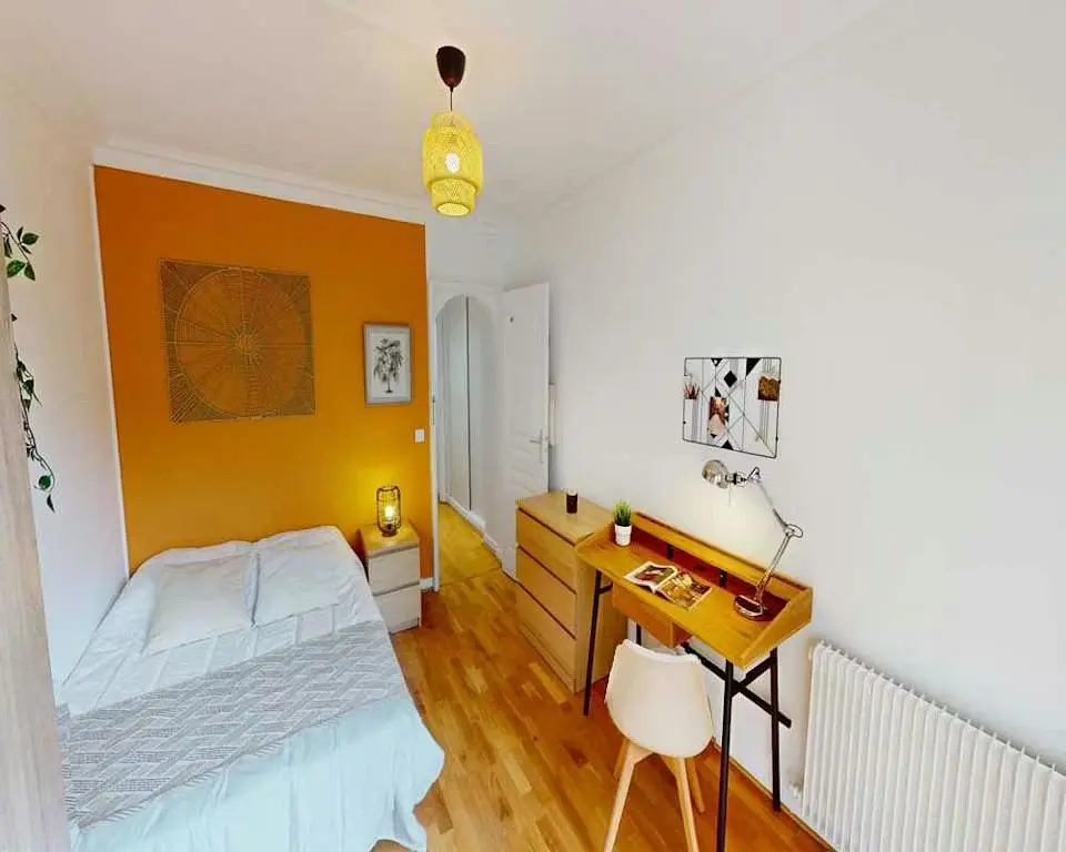 Хол; дървен под, естествена светлина, модерен стил, високи тавани