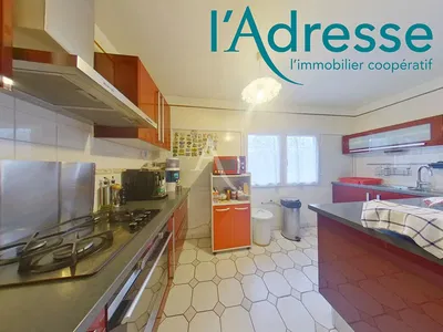 Soggiorno; pavimento in legno, luce naturale, stile moderno, soffitti alti