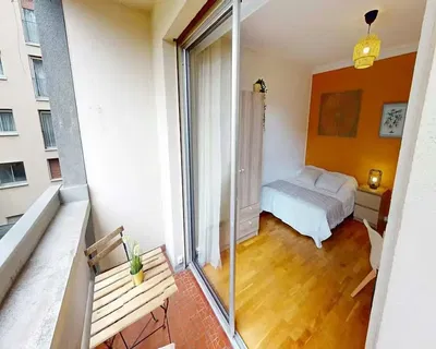 Living room; wood floor, natural light, modern style, high ceiling