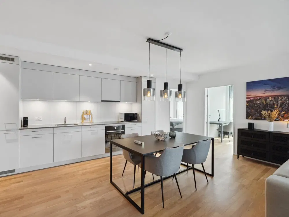 Хол; дървен под, естествена светлина, модерен стил, високи тавани