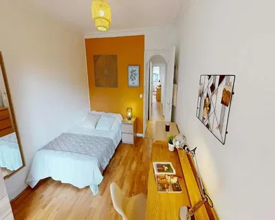 Living room; wood floor, natural light, modern style, high ceiling