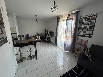 Woonkamer; houten vloer, natuurlijk licht, moderne stijl, hoge plafonds