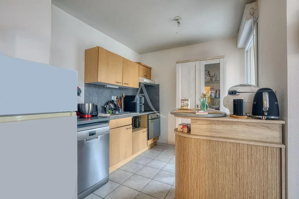 Mutfak; mutfak aletleri, ahşap zemin, doğal ışık, modern stil, tadilatlı