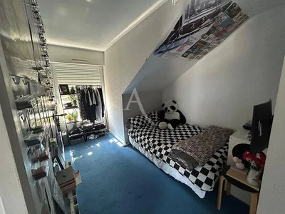 Cuisine; électroménager, parquet, lumière naturelle, style moderne, rénové
