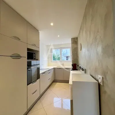 Хол; дървен под, естествена светлина, модерен стил, високи тавани