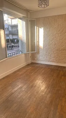 Woonkamer; houten vloer, natuurlijk licht, moderne stijl, hoge plafonds