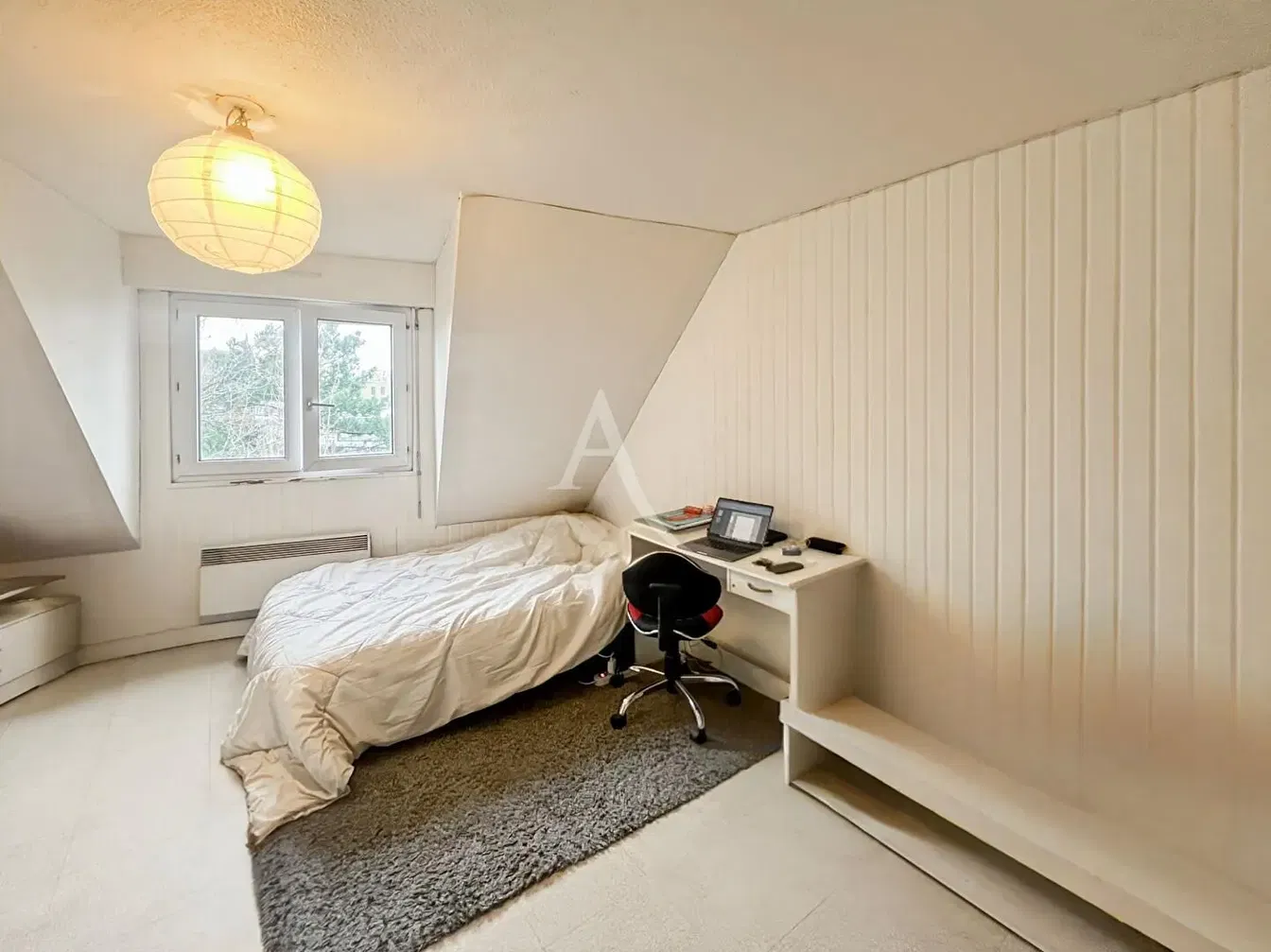 Wohnzimmer; holzboden, tageslicht, moderner stil, hohe decken