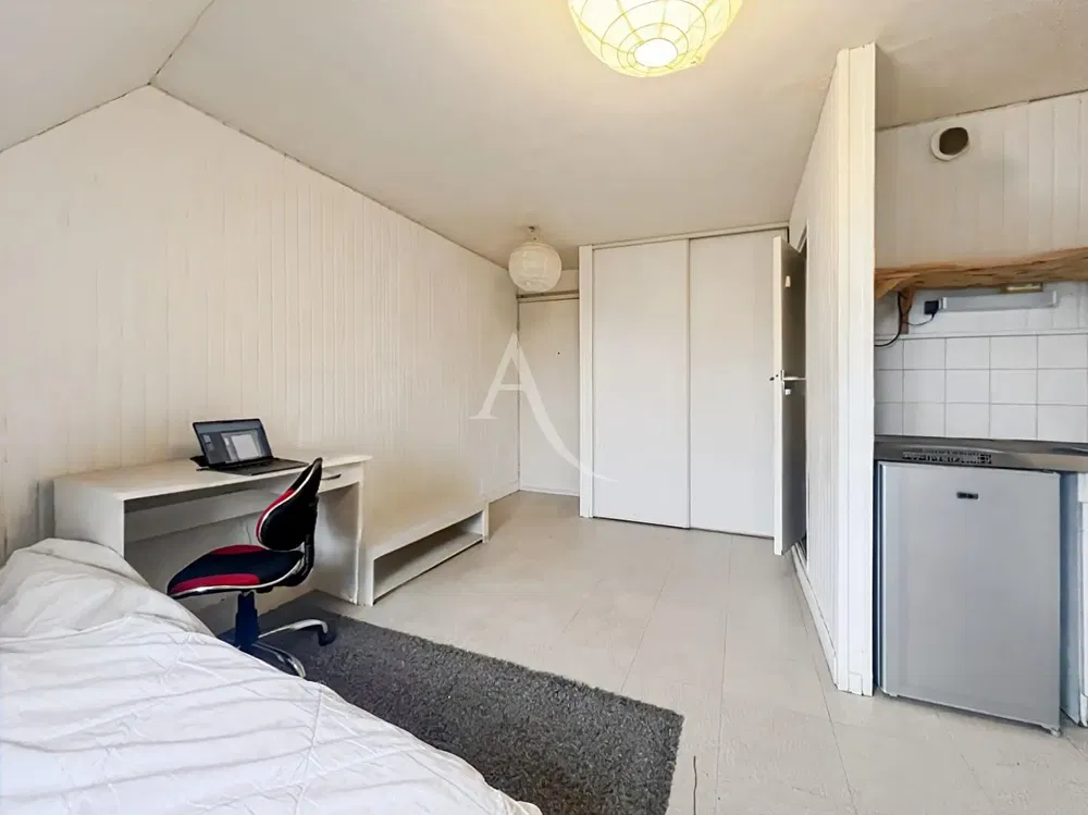 Кухиња; кухињски апарати, дрвени под, природно светло, модерни стил, реновиран