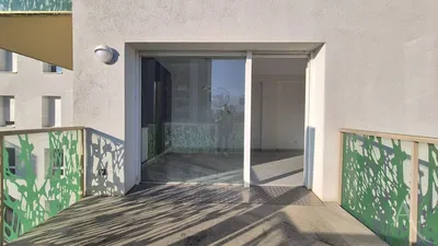 Obývací pokoj; dřevěná podlaha, přirozené světlo, moderní styl, vysoké stropy