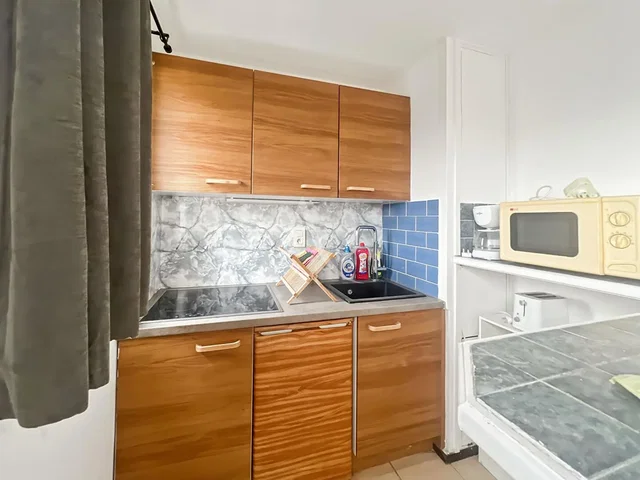 Obývací pokoj; dřevěná podlaha, přirozené světlo, moderní styl, vysoké stropy