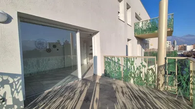 Obývací pokoj; dřevěná podlaha, přirozené světlo, moderní styl, vysoké stropy