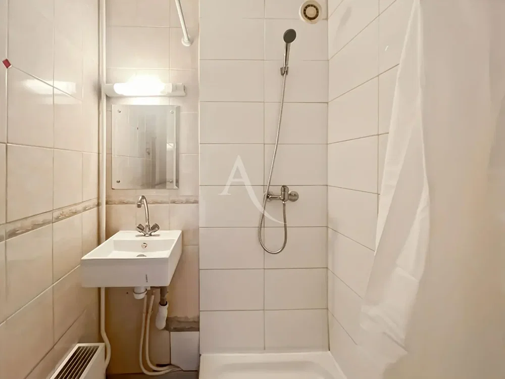Salon; parquet, lumière naturelle, style moderne, hauteur sous plafond