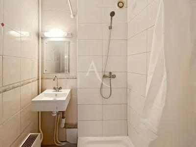 Salon; parquet, lumière naturelle, style moderne, hauteur sous plafond