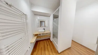 Oturma odası; ahşap zemin, doğal ışık, modern stil, yüksek tavan