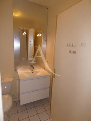 Кухня; кухненски уреди, дървен под, естествена светлина, модерен стил, ремонтиран