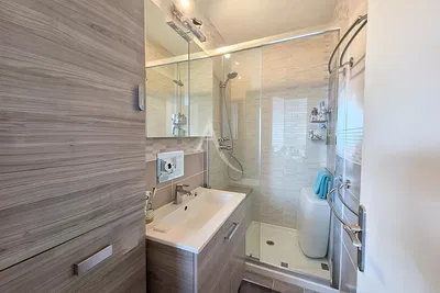 Salon; podłoga drewniana, światło dzienne, styl nowoczesny, wysokie sufity