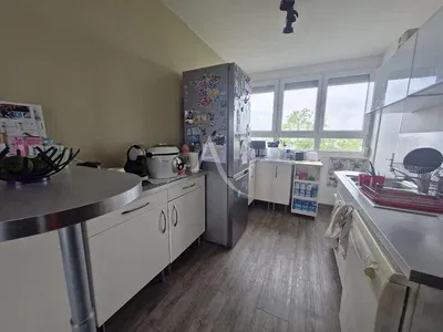 Kuchnia; sprzęt kuchenny, podłoga drewniana, światło dzienne, styl nowoczesny, wyremontowany