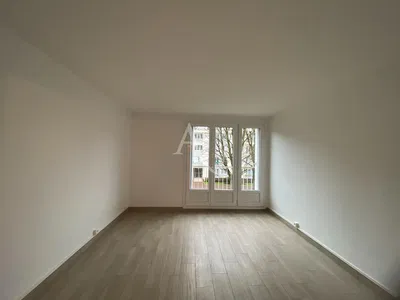 Woonkamer; houten vloer, natuurlijk licht, moderne stijl, hoge plafonds