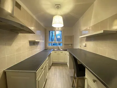 Woonkamer; houten vloer, natuurlijk licht, moderne stijl, hoge plafonds