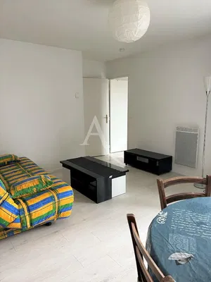 Woonkamer; houten vloer, natuurlijk licht, moderne stijl, hoge plafonds