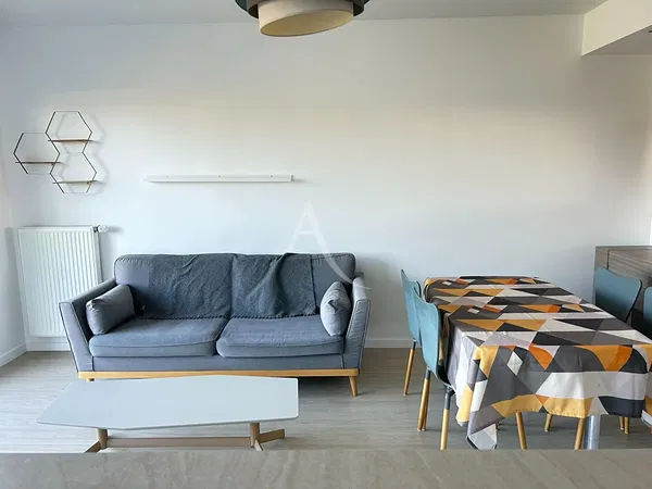 Woonkamer; houten vloer, natuurlijk licht, moderne stijl, hoge plafonds