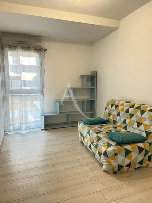 Woonkamer; houten vloer, natuurlijk licht, moderne stijl, hoge plafonds