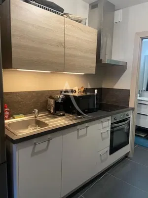 Living room; wood floor, natural light, modern style, high ceiling