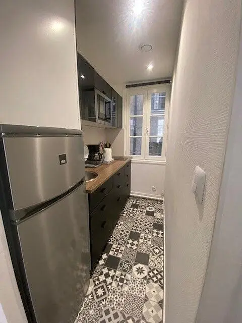 Wohnzimmer; holzboden, tageslicht, moderner stil, hohe decken