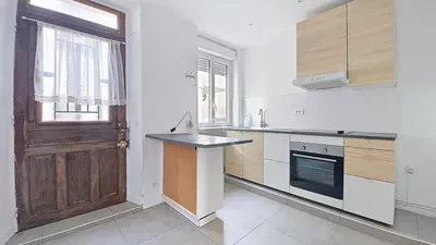 Wohnzimmer; holzboden, tageslicht, moderner stil, hohe decken