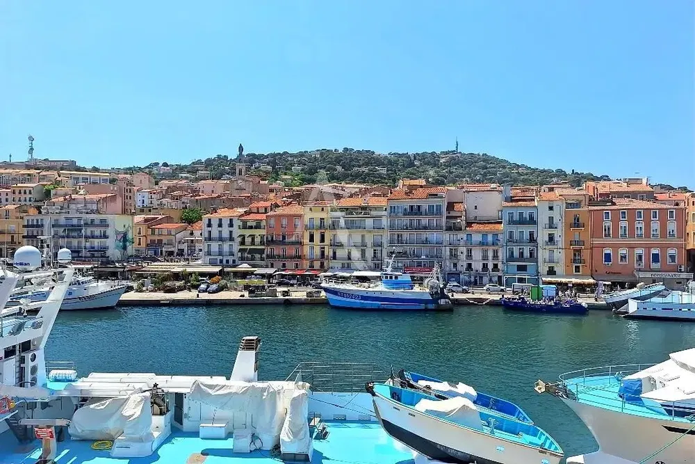 Kuhinja; kućanski aparati, drveni pod, prirodna svjetlost, moderan stil, renoviran