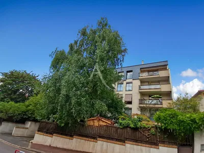 Dnevna soba; drveni pod, prirodno svjetlo, moderni stil, visoki plafoni