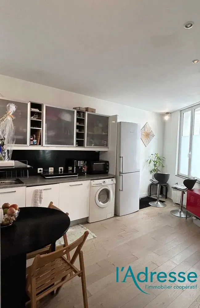 Дневна соба; дрвени под, природно светло, модерни стил, високи плафони