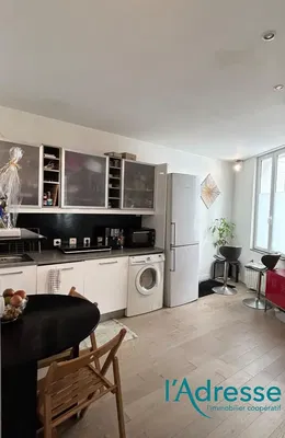 Дневна соба; дрвени под, природно светло, модерни стил, високи плафони