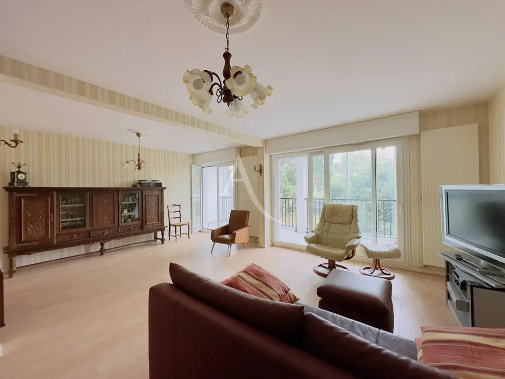 Wohnzimmer; holzboden, tageslicht, moderner stil, hohe decken