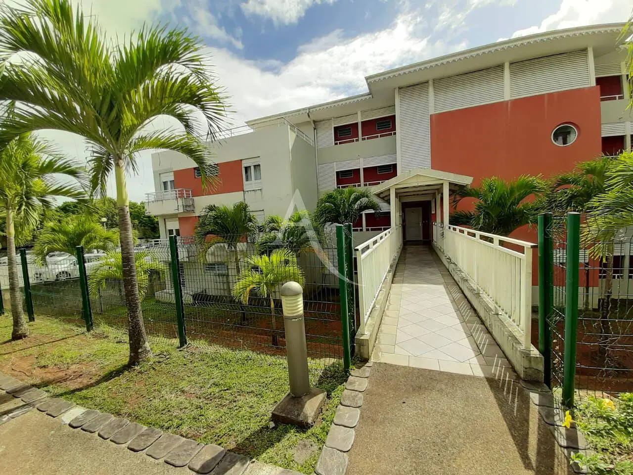 Living room; wood floor, natural light, modern style, high ceiling