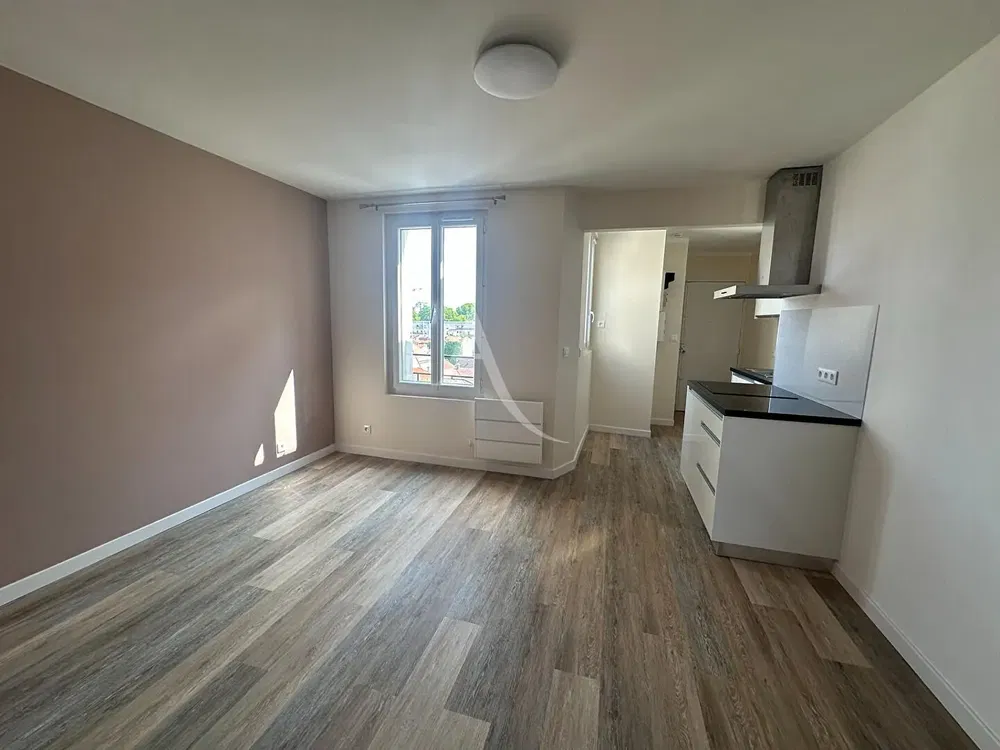 Oturma odası; ahşap zemin, doğal ışık, modern stil, yüksek tavan