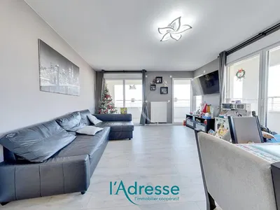 Living room; wood floor, natural light, modern style, high ceiling