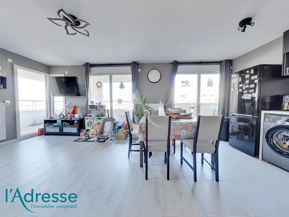 Living room; wood floor, natural light, modern style, high ceiling