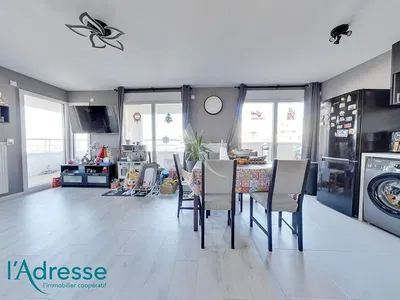 Living room; wood floor, natural light, modern style, high ceiling