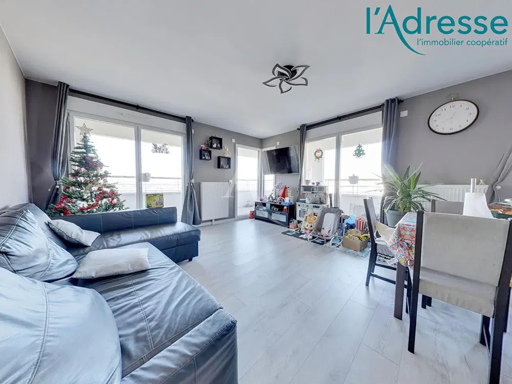 Living room; wood floor, natural light, modern style, high ceiling