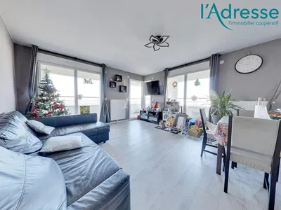 Living room; wood floor, natural light, modern style, high ceiling