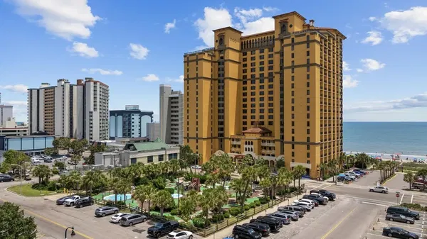 Wohnzimmer; holzboden, tageslicht, moderner stil, hohe decken