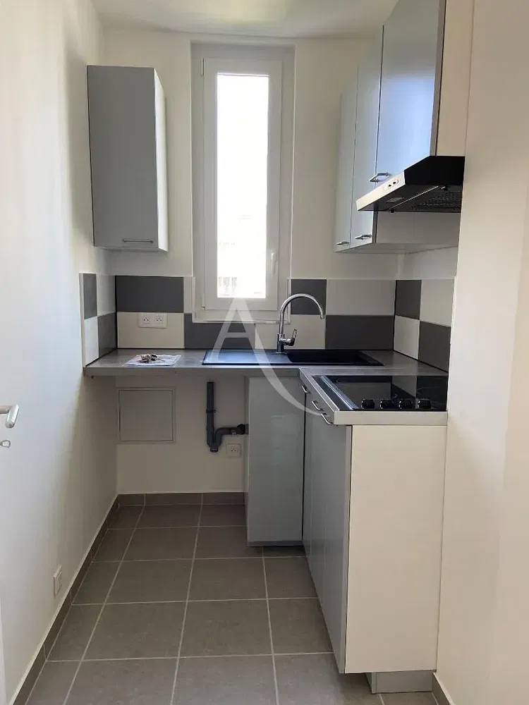 Living room; wood floor, natural light, modern style, high ceiling