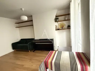 Living room; wood floor, natural light, modern style, high ceiling